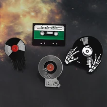 Gramófono, cinta de grabación de vinilo, broche DJ, reproductor de música Retro, CD, mano esqueleto, buenas vibraciones, Pin esmaltado, insignia de cuero, regalo para amantes de la música