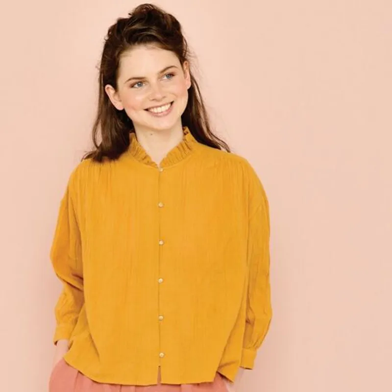 

Blouse emana moutarde A long-sleeved cotton crepe blouse with a raised frilled collar fastened with mother-of-pearl buttons
