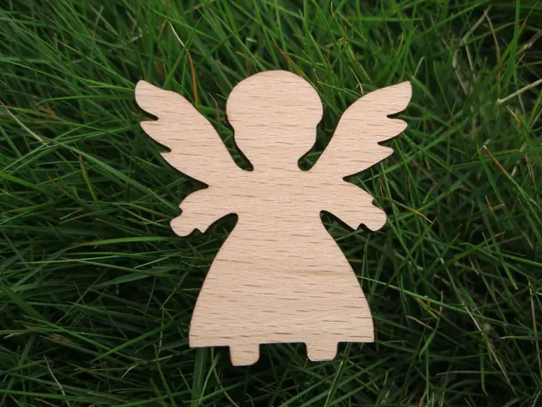 Ангел с двумя крыльями деревянная брошь