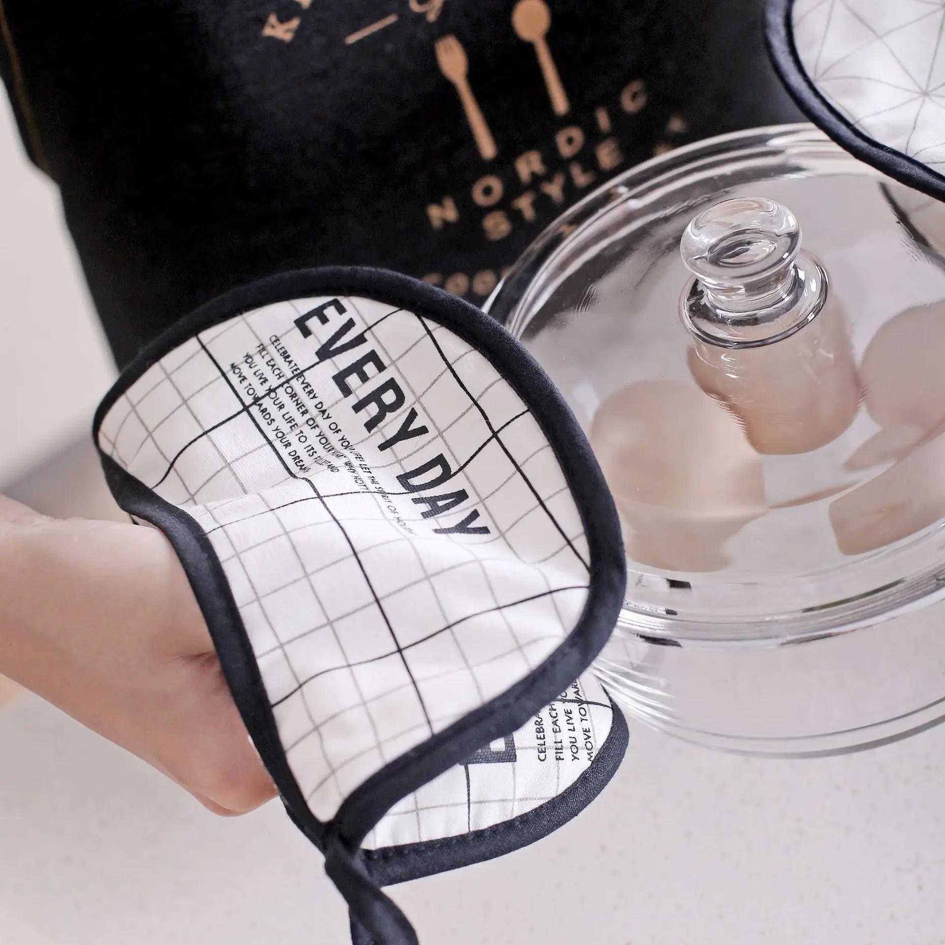 

Soffe Multifunction Heat Resistant Gloves Creative Home Dinning Table Mat Non-slip Waterproof Kitchen Necessory Placemat