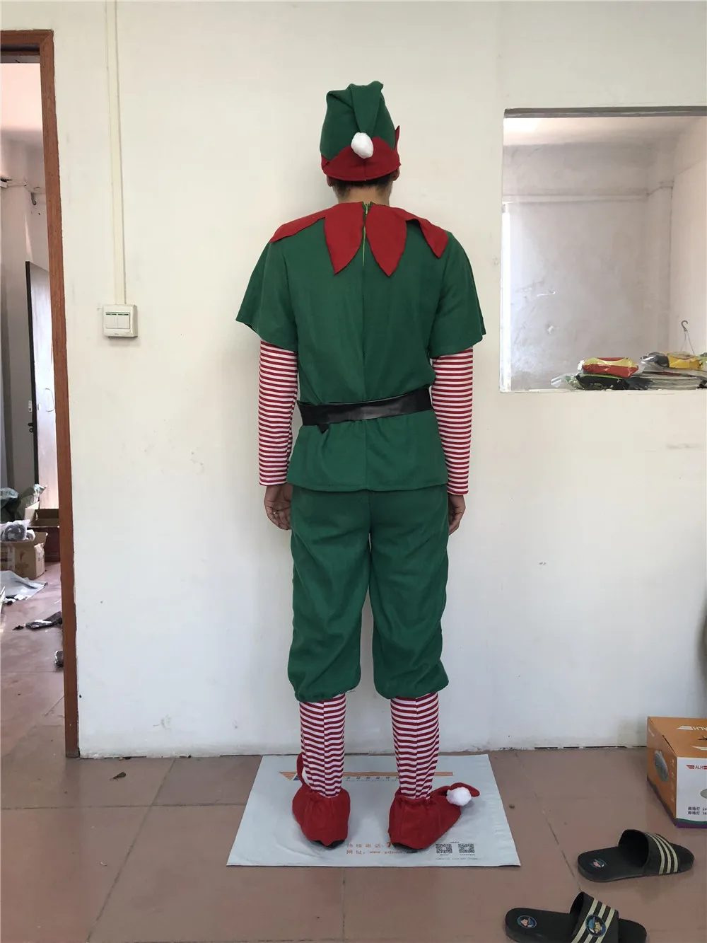 костюм эльфа для мальчика. зеленый помощник. женщина с кашпо в руках. новогодний эльф костюм. зеленый помощник.