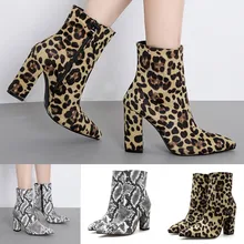 Женские ботинки с острым носком на молнии с леопардовым принтом из змеиной кожи; высокие ботинки; женские зимние ботинки; модные классические ботинки; Лидер продаж
