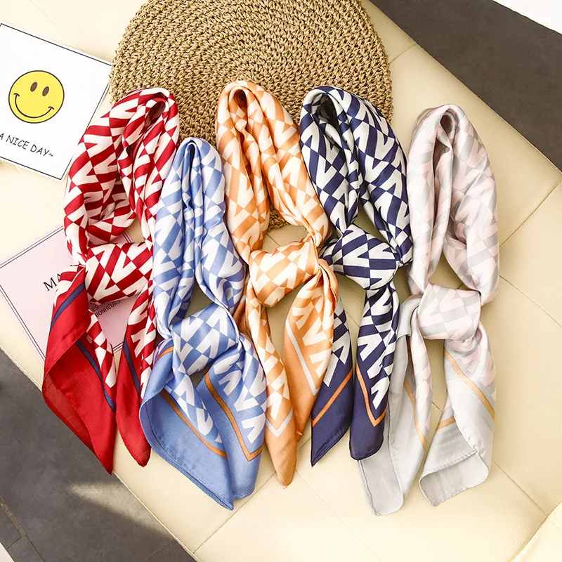 Стильный шарф 70*70 на весну и лето года с простым буквенным V чистым красным шарфом того же стиля