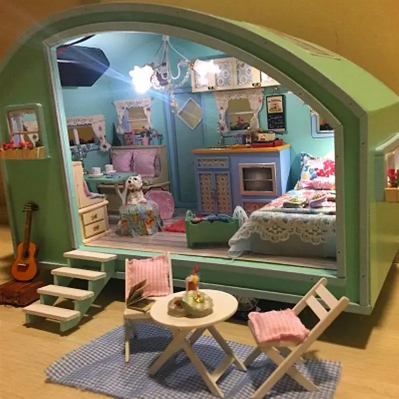 DIY кукольный домик Миниатюрный деревянный собранный с голосовым активированным светильник, музыкальные наборы ручной работы, строительная модель, туристический фургон для девочек