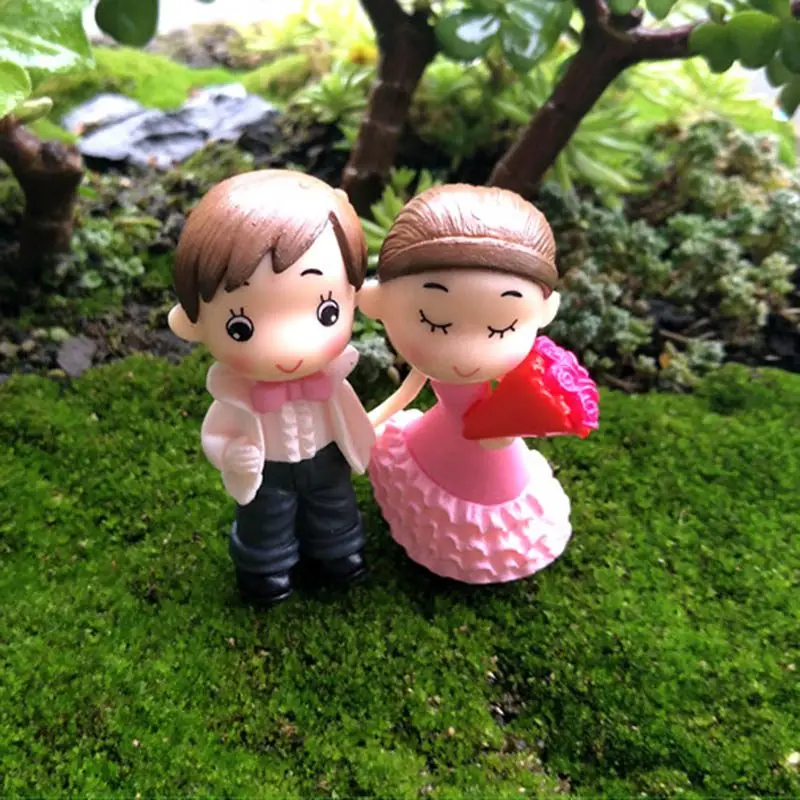 

Wedding Decoration Desktop Decor Sweety Lovers Couple Figurines Mini Fairy Garden Gnome Moss Terrariums Resin Crafts 2PCS