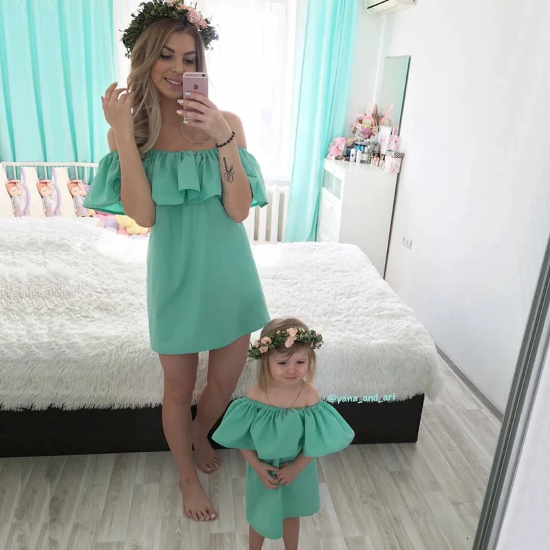 Платья для мамы и дочки Мода Платье без бретелек одежда для семьи летняя одежда для мамы и меня платье - Цвет: green