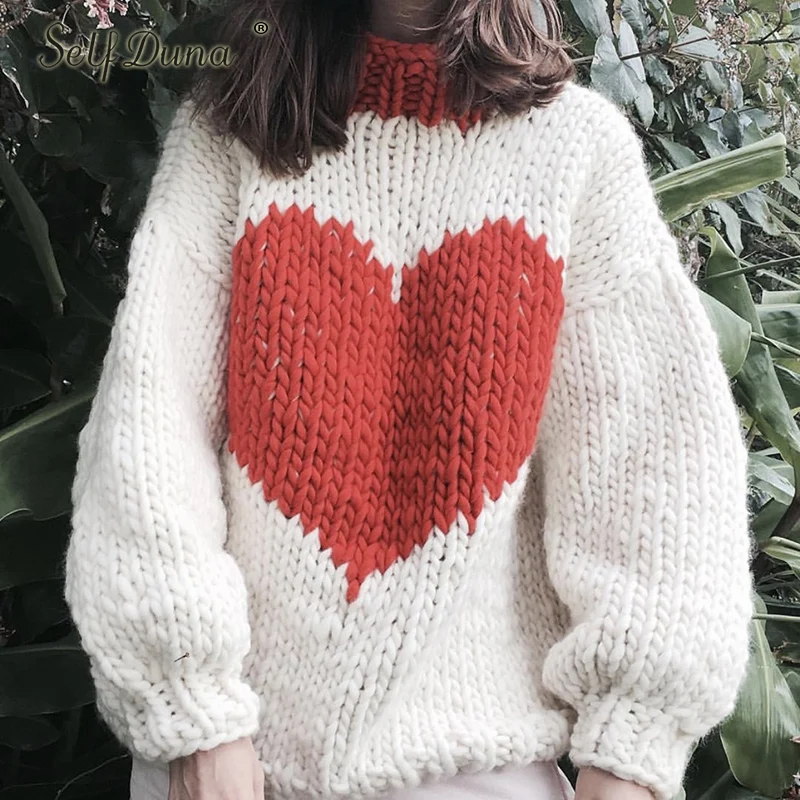 Белый свитер с сердечками