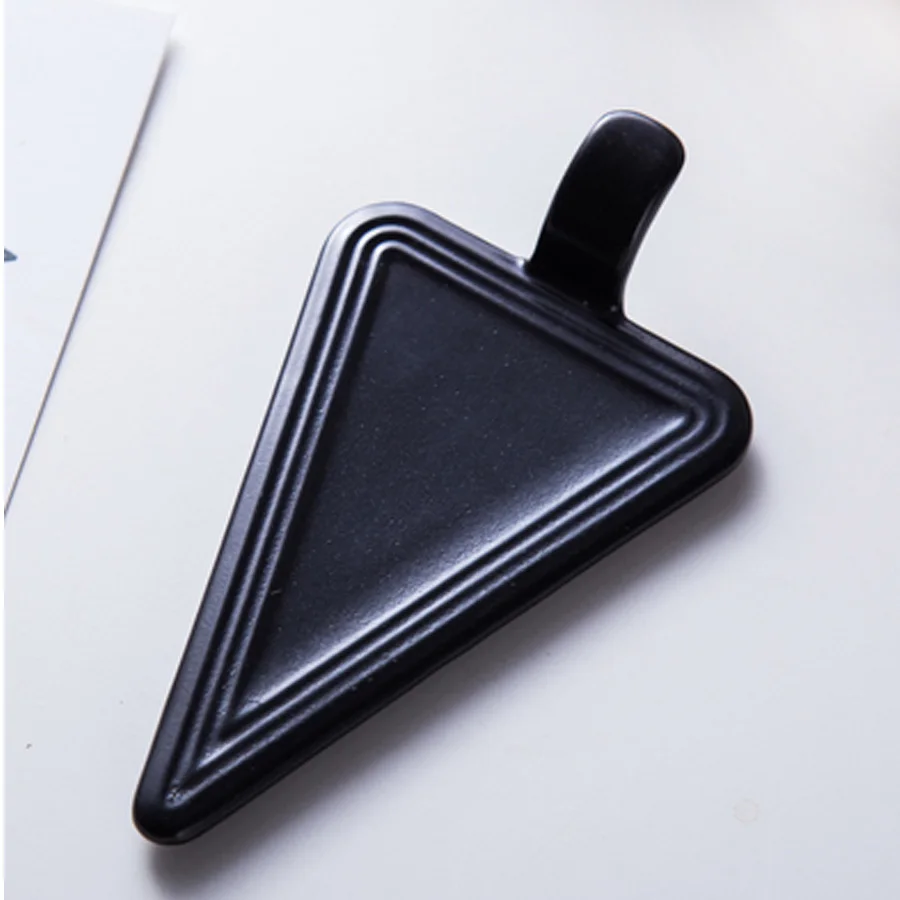 MUZITY керамическая тарелка для торта Креативный дизайн круглый треугольник прямоугольной формы маленькие черные подносы для десерта пластины - Цвет: Triangle