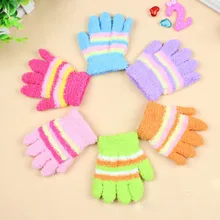 Разноцветные теплые зимние детские перчатки, детские бархатные перчатки кораллового цвета для мальчиков, Полосатые варежки для девочек
