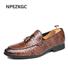 NPEZKGC новые модные кисточка ручной работы Лоферы черный коричневый из искусственной кожи Джентльмен Мода стресс обувь мужские деловые туфли для вождения