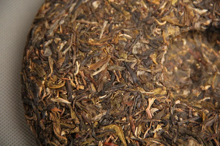 Menghai Pu'er Gong Bing Royal Pu'er Sheng Pu-erh 357 г