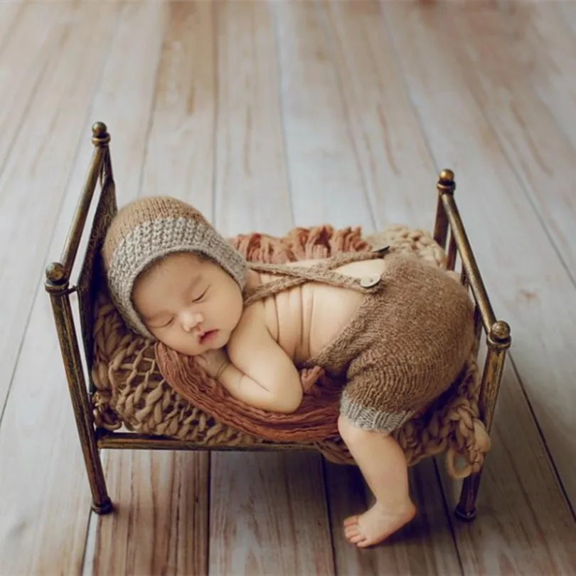 

Vintage Brown Infant Newborn Bed Photo Props Classial Pattern Iron Bed for Baby Photography props Kids Christmas Gift