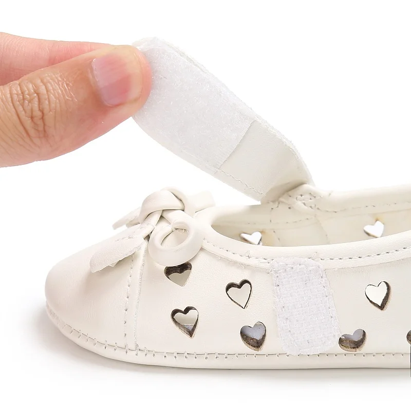 Милые девочки принцесса обувь дети новорожденный из искусственной кожи бант полый в форме сердца Мягкая подошва Нескользящая детская