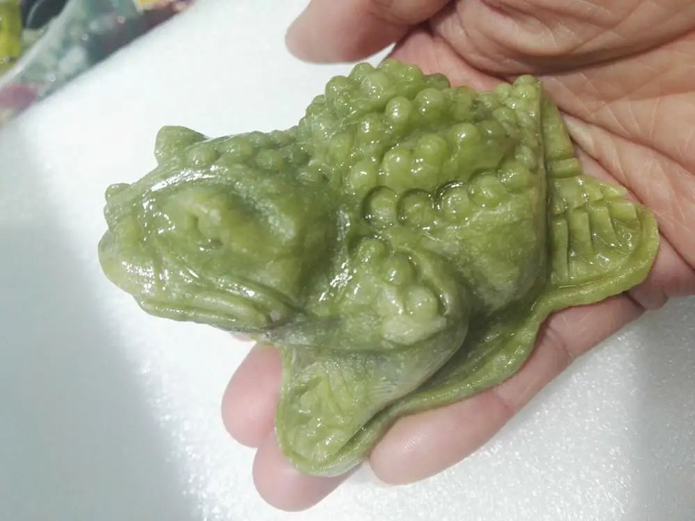 

Hand-carved natural jade toad ornaments