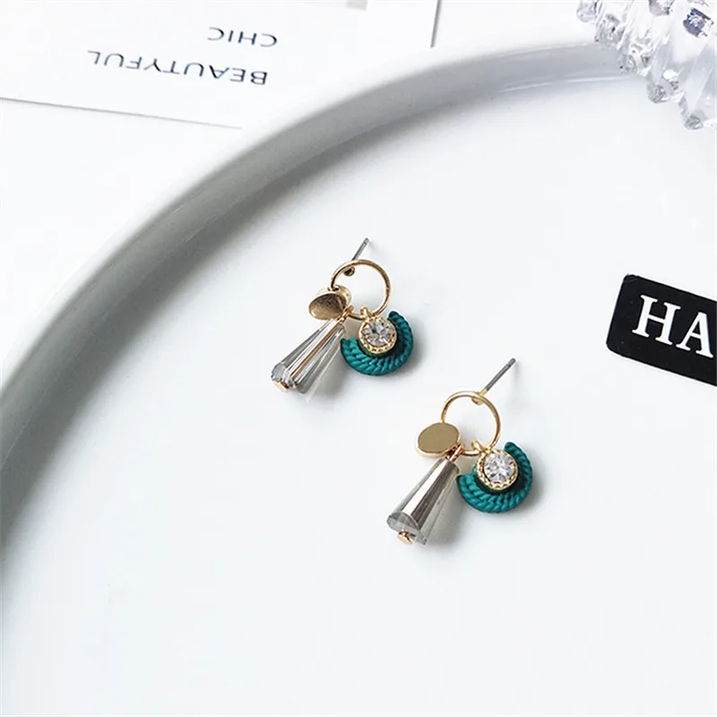 Модный дизайн в виде геометрических фигур темперамент стягивается в виде геометрических фигур расположен земельный шнек сверлы, с украшением в виде кристаллов ушные капли уха подвергая механической обработке снимается роль Винтаж серьги