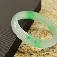 Бирма нефритовый браслет, покрытый блестящим белым зеленым