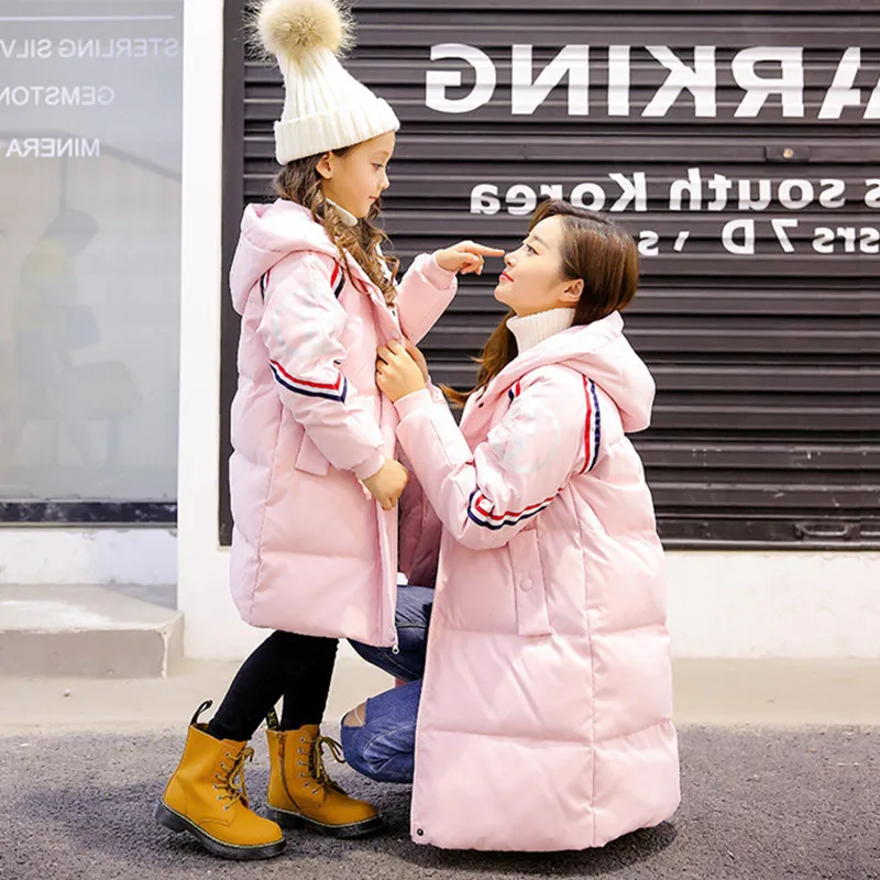 

Family Matching Outfits Mother Kids Winter Duck Down Jacket Long Sleeve Warm Hooded Outerwear Matching Clothes H0081