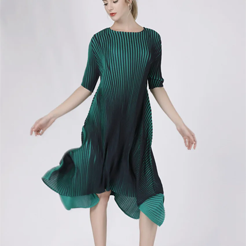 

New pleated hem irregular gradual change mid-length dress free of freight
