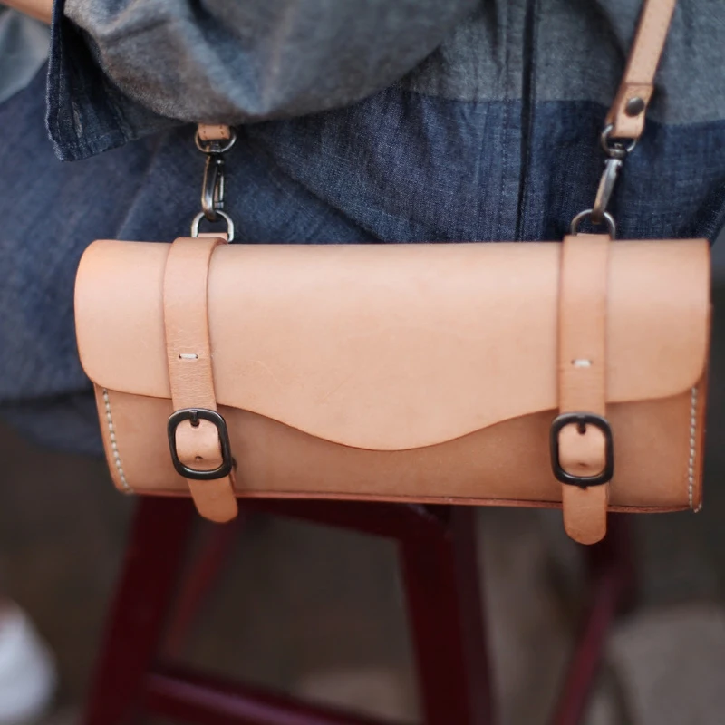 

AETOO Original Vintage Art Studio Bunny Handmade Cowhide Leather Bag Leather Flip Envelope Bag Cross Section Shoulder Bag