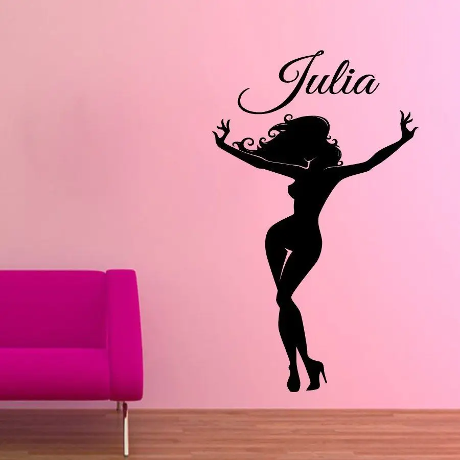 На подвижной подставке прикрепленной к стене стояла фоторамка с изображением девушки запятые