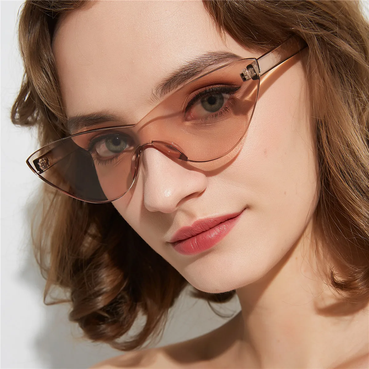 

Sexy Woman Fashion 2019 Cat Eye Retro Sunglasses Frameless Siamese Sunglasses Women Yellow Tone Color Lens Sunglasses