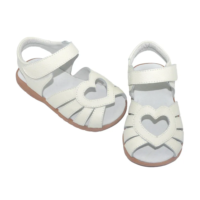 Сандалии для девочек; Новинка года; детская обувь из натуральной кожи; детские сандалии с вырезами в форме сердца; обувь для малышей; Sandalias Zapatos
