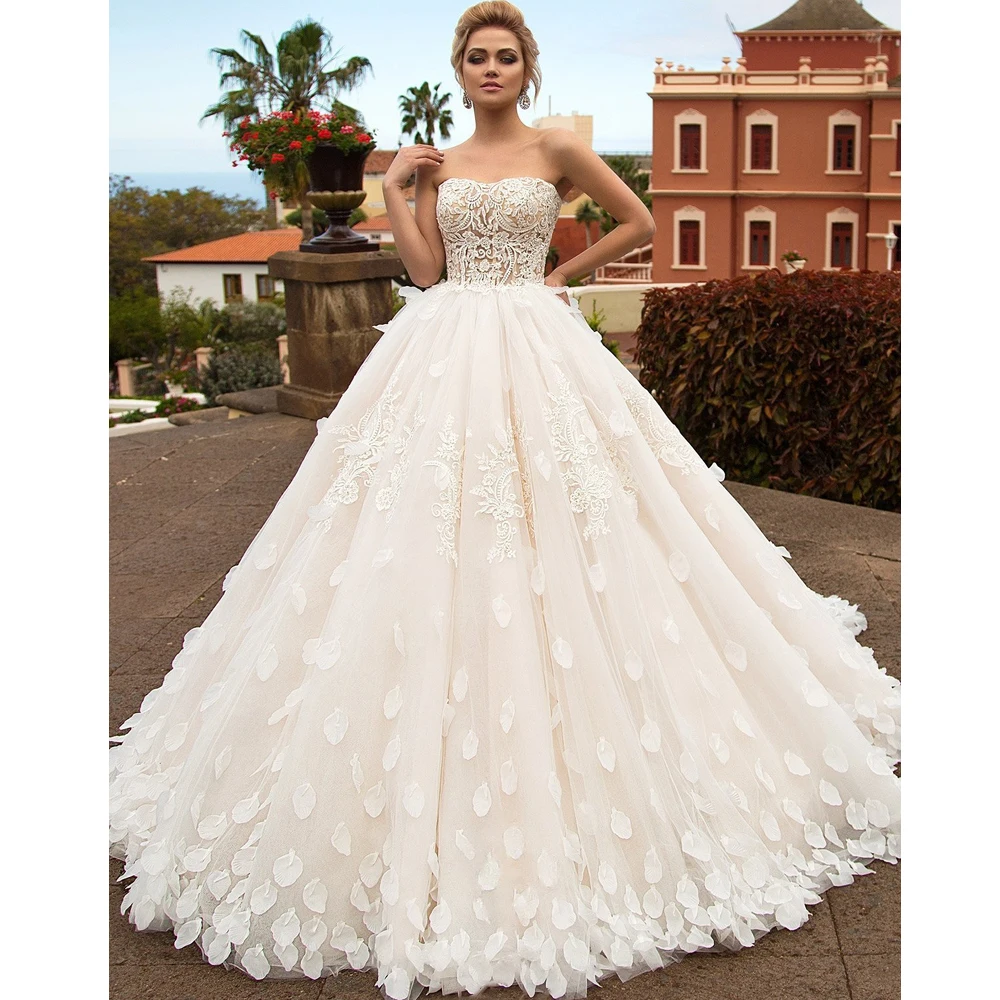 

Elegant Strapless Sleeveless Ball Gown Wedding Dresses with Petals Sweep Train Robe de Mariee Champagne Bridal Gown Customized