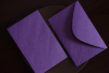 50 шт персонализированное акриловое меню, роскошные уникальные приглашения на день, свадебные приглашения - Цвет: With Purple envelope