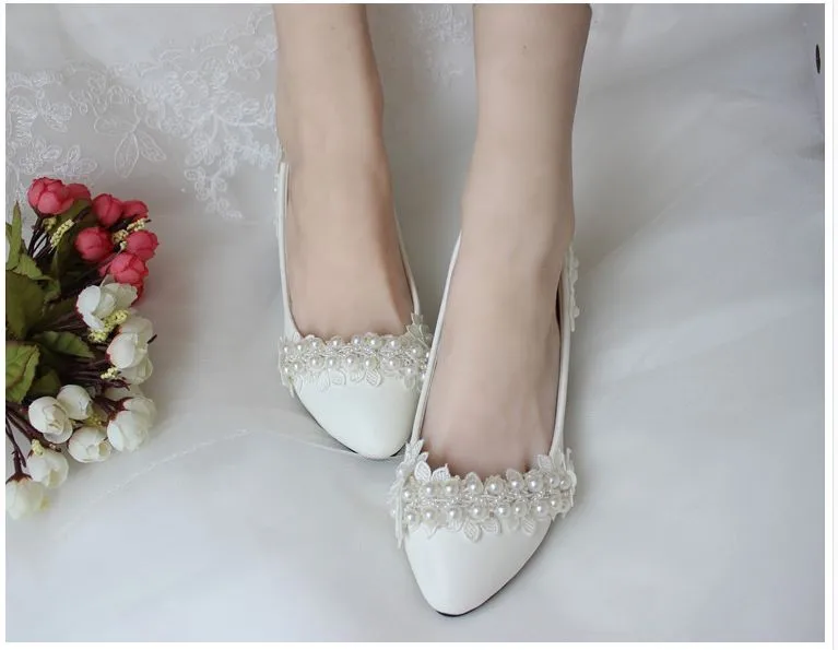 Белые свадебные туфли; Новинка года; дизайнерские женские вечерние туфли-лодочки с кружевом и бусинами; туфли для невесты на среднем каблуке