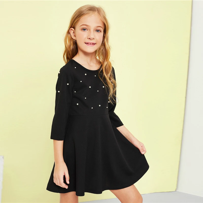 SHEIN Kiddie/черное однотонное Повседневное платье для девочек с жемчугом и бусинами; одежда для детей; коллекция года; сезон весна; модное ТРАПЕЦИЕВИДНОЕ милое короткое платье