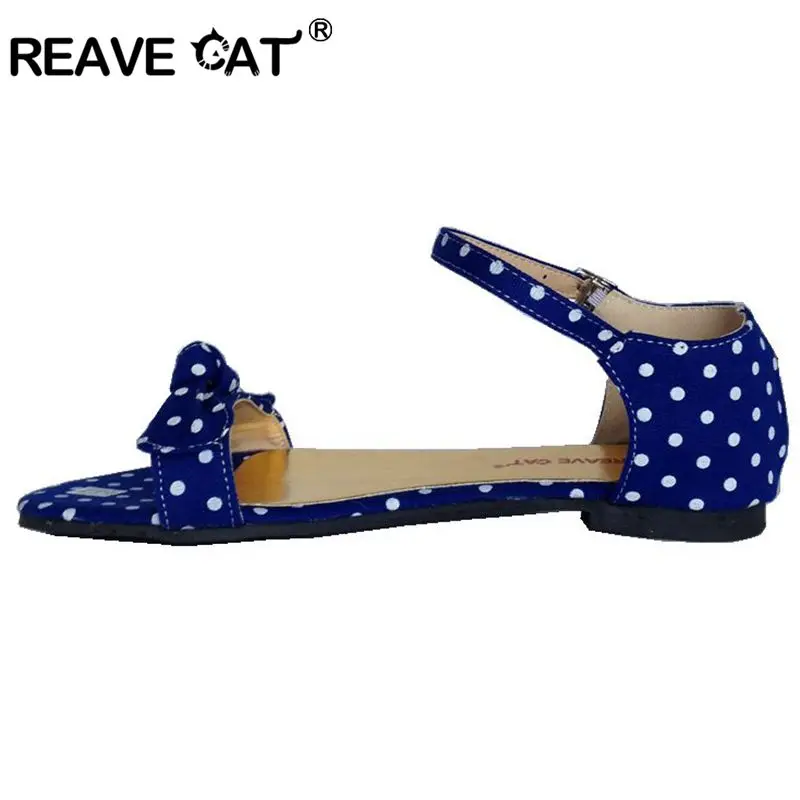 REAVE CAT/Большие размеры 34-43; милая обувь с бантиком в горошек; прозрачные женские сандалии на плоской подошве с застежкой; Летняя обувь на плоской подошве