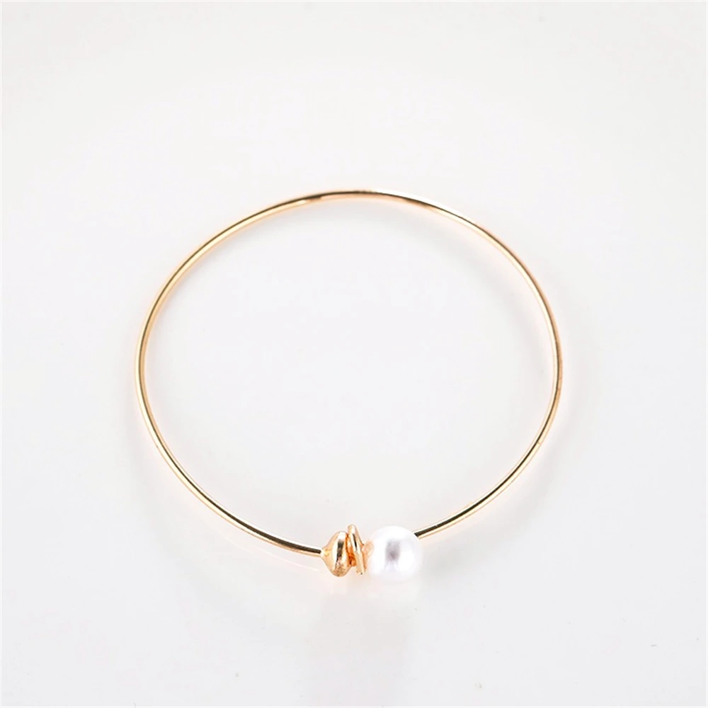 

The first choice for the party is bangle jewelry, adjustable pearl alloy bracelet jewelry, customized for noble ladies
