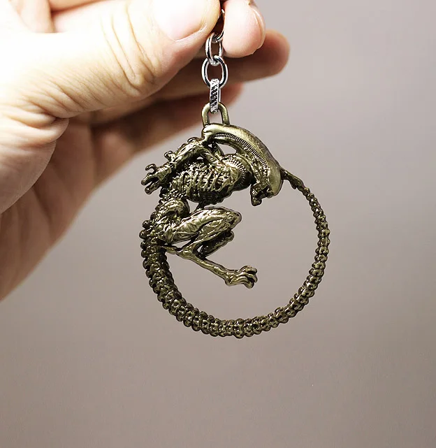 

Hot movie Alien v Predator 5cm Alloy Alien Action Figure key chain Metal For Women Men