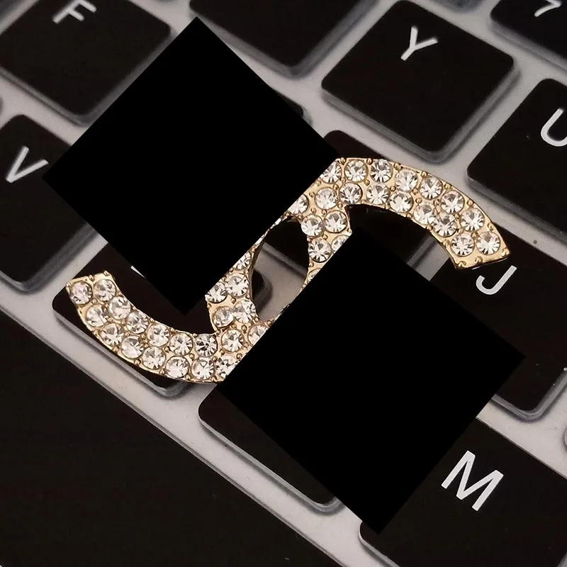 

Letter Brooch For Women Crystal Brand Brooches Jewelry Pin Fashion Big Luxury Brooch Wholesale