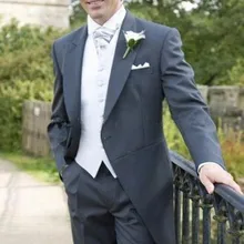 Лацкан с тупым углом, на одной пуговице, ласточкин хвост пальто белое платье без рукавов с Tie3Pieces Для мужчин костюмы модный стиль Свадебная вечеринка для выпускного вечера Terno