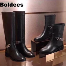 Черная натуральная кожа квадратном каблуке туфли на высоком каблуке; женская обувь с круглым носком женские цепочки Сапоги выше колена высокие сапоги