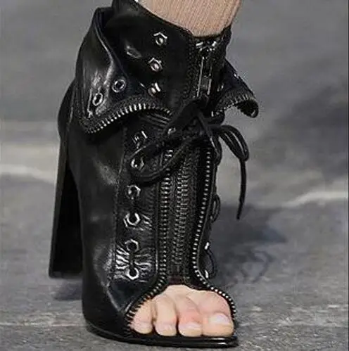 Ультрамодные байкерские ботинки с острым носком, шипованными каблуками; цвет черный; стильные нарядные женские туфли-лодочки в стиле панк; красивая женская обувь на потрясающем высоком каблуке