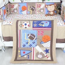 Бейсбольная детская кроватка постельные принадлежности одеяло бампер лист пыли Рюшами Набор из 4 шт подарок детский комплект постельного белья