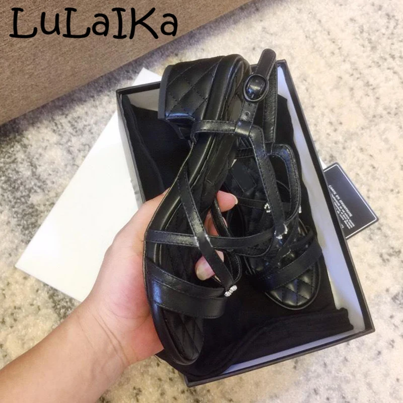 

2019 Summer Sexy New Leather Solid Color Lady High Heel Sandals Fashion Shining Metal Decoration Woman Party Wedding Shoes