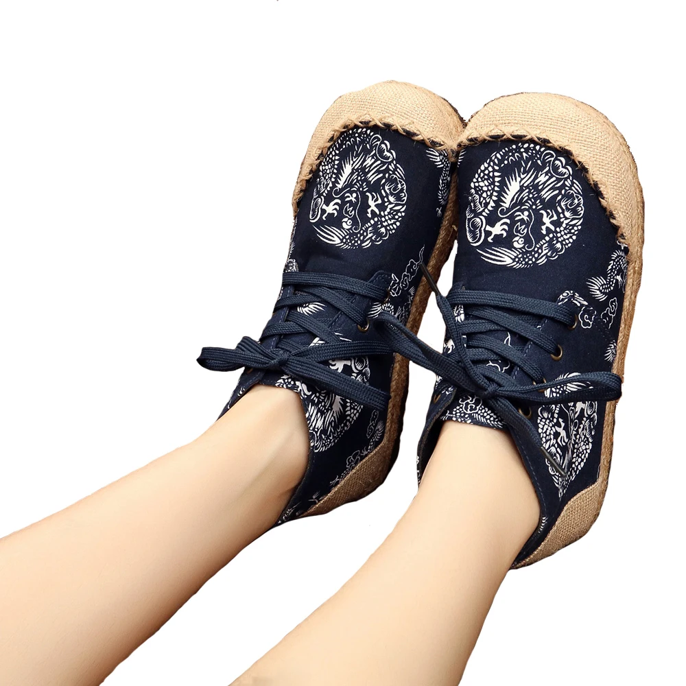 Женская обувь в винтажном стиле с вышитым драконом; Тканевая обувь на плоской подошве с круглым носком и шнуровкой в национальном стиле