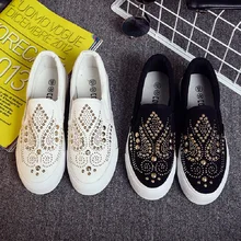 Новинка года; сезон весна-лето-осень; лоферы с закрытым носком и заклепками в Корейском стиле; женская обувь без застежки на плоской платформе с металлическим украшением; 190523