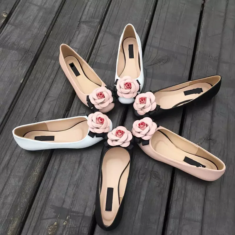 Camellia/Женская обувь на плоской подошве с цветочным узором; обувь для вождения из натуральной кожи; обувь на плоской подошве с большим цветком; классические очаровательные женские лоферы черного и белого цвета