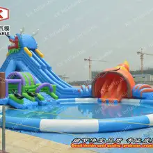 Для взрослых и детей в отеле используются гигантские надувные игры в аквапарк с горками