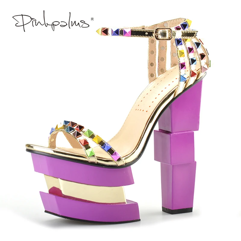 Розовые ладони Женская летняя обувь в необычном стиле Обувь на высоком каблуке и платформе розовые каблуки цветные заклепки ремень сандалии