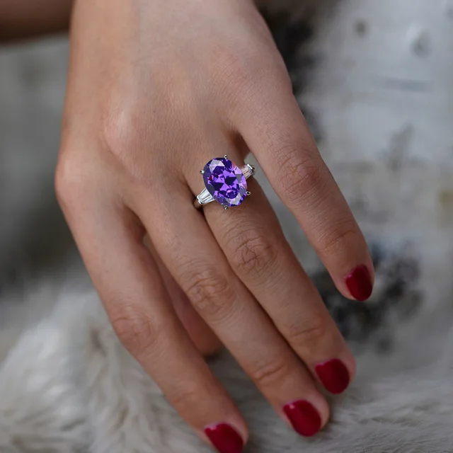 женское кольцо из серебра с бриллиантами фотография