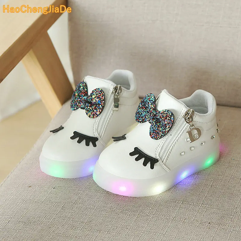 

2018 spring and autumn new lights boys and girls shine LED white shoes shell shoes LED flash EU version of children's shoes.