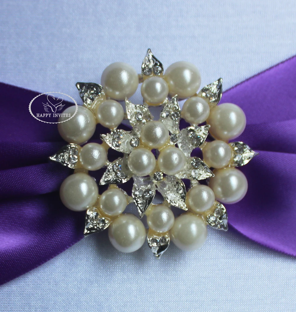 HI2019-31 Hot Sale White Silk Box with Brooch   More Colors Available