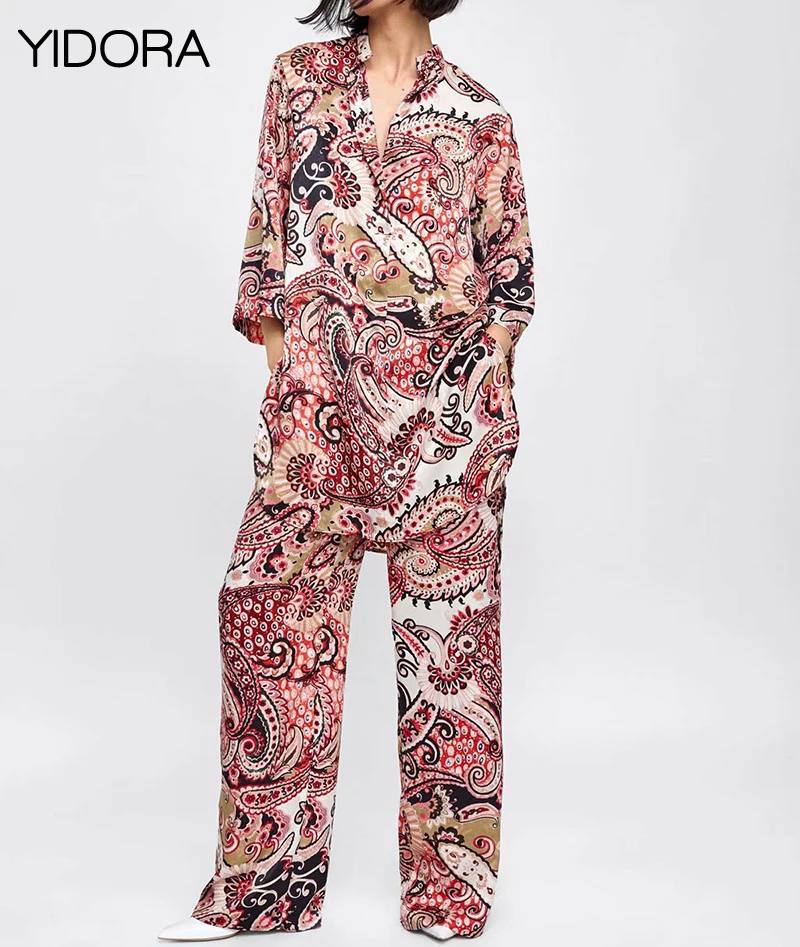 

Fall 2018 New Women Paisley Print Flowing Oversized Blouse With Open Shirt Collar Features Asymmetrical Hem With Side Vents