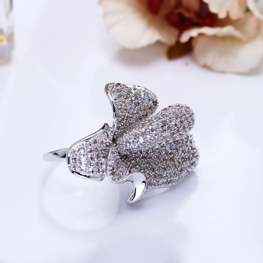 

Beautiful charm ring Morning glory flower design Gold and white color crystal large rings female jewelry for party
