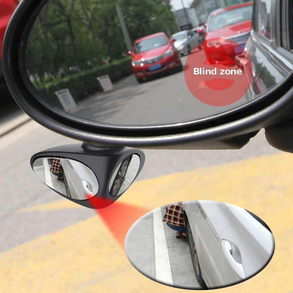 Spiegelnde Straße im Rückspiegel. Blick vom Auto Seitenspiegel